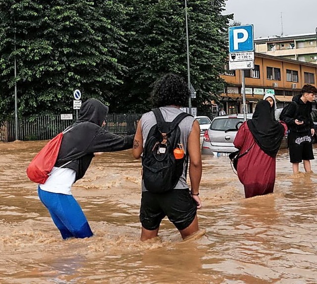 Überschwemmungen in Mailand: Im Stadtt...r Fluss Seveso über die Ufer getreten. | Foto: Foto: IMAGO/Emanuele Roberto de Carli Überschwemmungen in Mailand: Im Stadtt...r Fluss Seveso über die Ufer getreten. | Foto: Foto: IMAGO/Emanuele Roberto de Carli