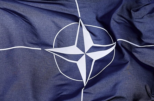 Die Flagge der Nato  | Foto: Markus Schreiber (dpa)