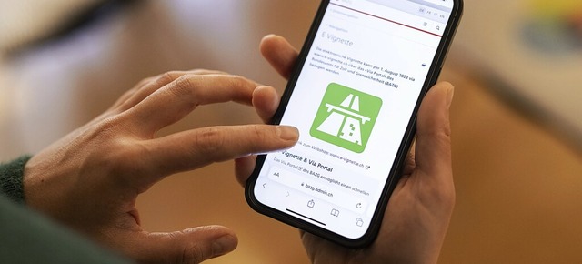 Seit 2023 gibt es in der Schweiz auch die E-Vignette.  | Foto: Ennio Leanza (dpa)