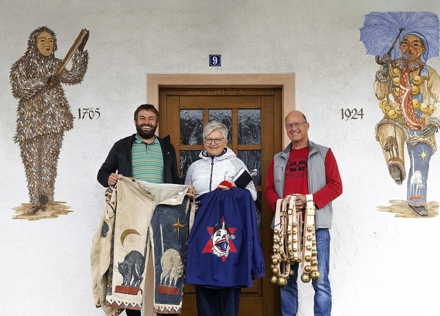 Narrenvater Marco Johner, Schneiderin ... und Michael Goldberg vorm Zunfthsli   | Foto: Wolfgang Scheu