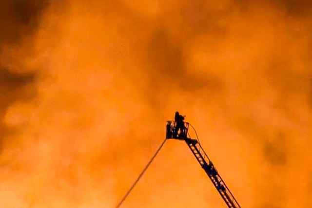 Fotos: Gro�feuer zerst�rt Firmen im Industriegebiet Hochdorf in Freiburg