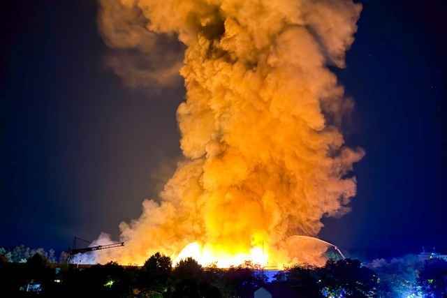 Newsblog: So ist die Lage nach dem verheerenden Gro�brand im Industriegebiet Hochdorf in Freiburg