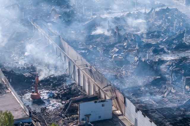 Video: Drohne zeigt apokalyptische Bilder nach dem Brand im Industriegebiet Freiburg-Hochdorf