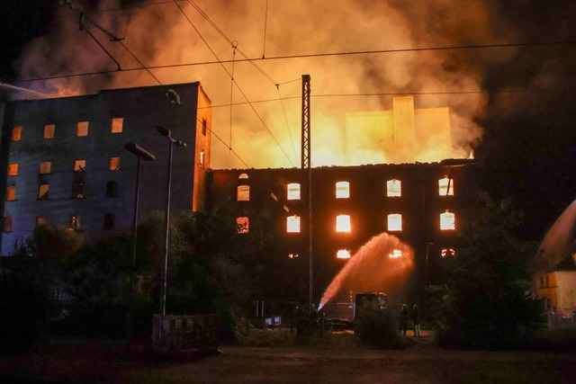 "Rubin-M�hle" in Gengenbach brennt zum zweiten Mal innerhalb einer Woche - Bahnverkehr unterbrochen