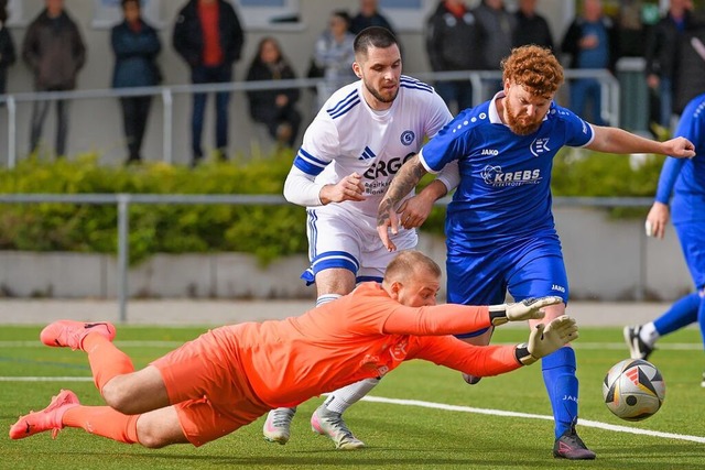 Mit vereinten Krften sichern Keeper P...ll vorm Schopfheimer Timo Haselwander.  | Foto: Gerd Grndl
