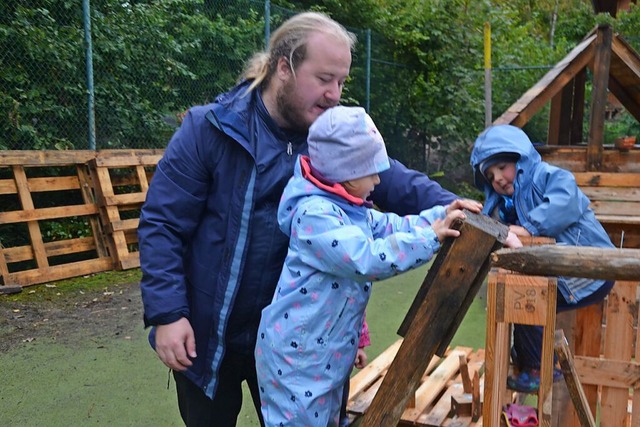 Mit Feuereifer sind die Kindergartenki...tzt von Dario Schaaf, bei der Arbeit.  | Foto: Christiane Sahli