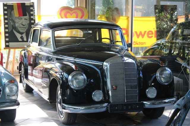 Offene T�r im Old- und Youngtimer Museum B�tzingen
