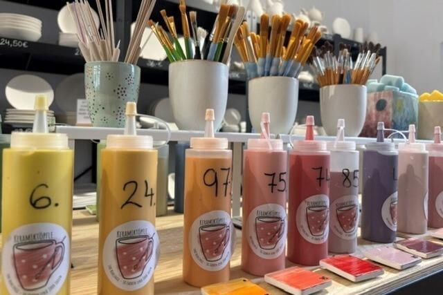 In Freiburg gibt es ein neues Keramik-Malstudio