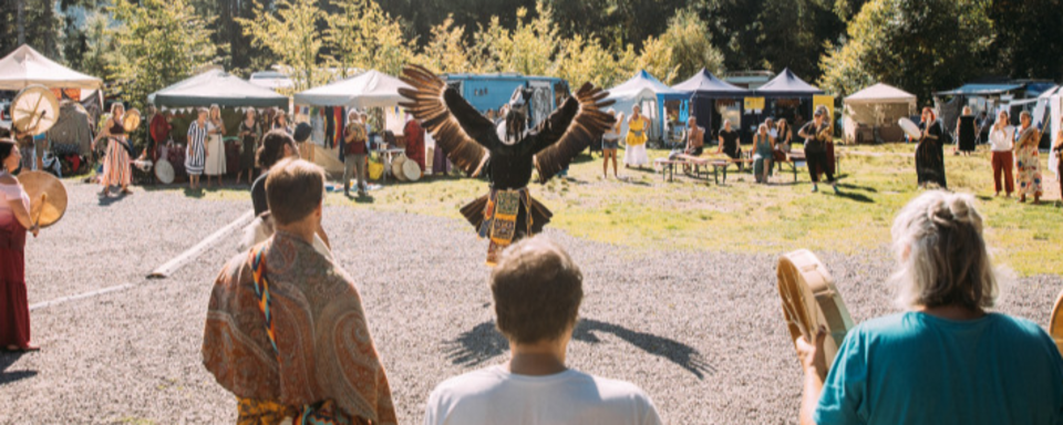 Trommel in der Natur: Warum Menschen den Schamanismus am Schluchsee suchen
