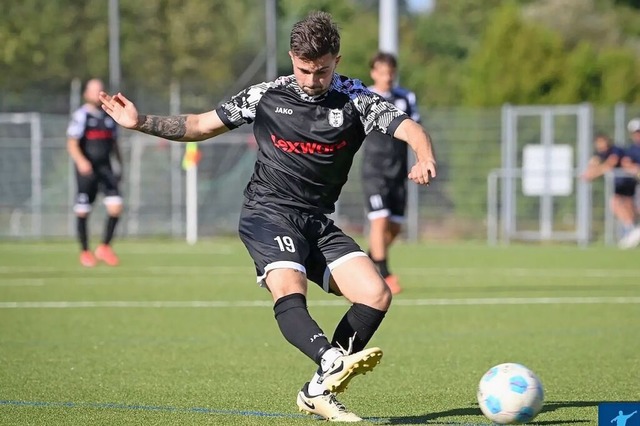 Offensivkraft Armandio Martins feiert ...rsehen mit seinem Ex-Verein FC Auggen.  | Foto: Claus G. Stoll