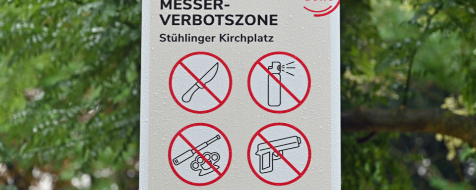 Politische Pudding-Aktion auf dem St�hlinger Kirchplatz in Freiburg l�st Kritik aus