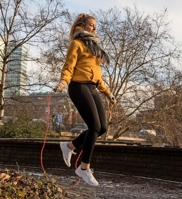 Wie einst im Sportunterricht: Seilspri...8211; und braucht kaum Platz und Zeit.  | Foto: Christin Klose/dpa