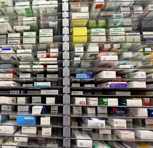 Nicht immer ist es nötig, ein Antibiot... das Medikamentenlager einer Apotheke. | Foto: Waltraud Grubitzsch/dpa Nicht immer ist es nötig, ein Antibiot... das Medikamentenlager einer Apotheke. | Foto: Waltraud Grubitzsch/dpa