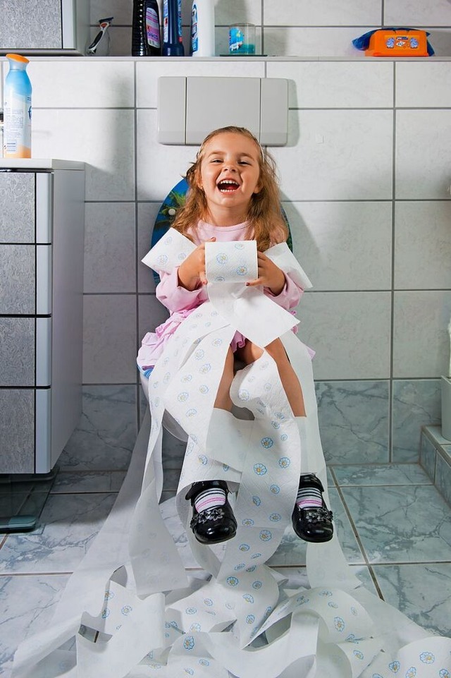 Jeder Mensch muss aufs Klo, mit Papier...er der Umwelt zuliebe sparsam umgehen.  | Foto: Andreas Koch (stock.adobe.com)