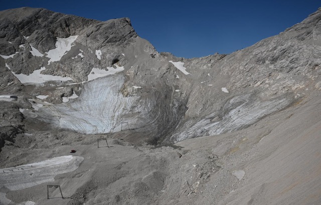 Kaum noch Schnee aber dafr viel Gerl...ner - Gletscher auf dem Zugspitzplatt.  | Foto: Angelika Warmuth (dpa)