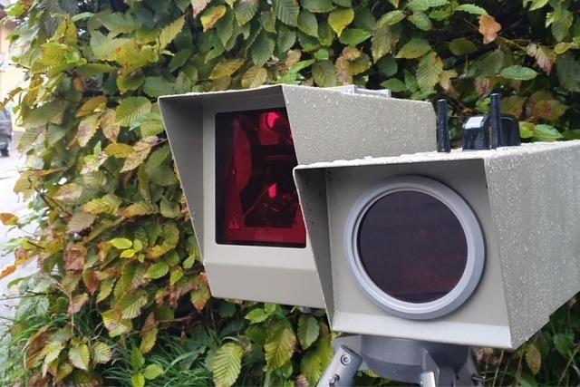 Unbekannte sprhen gelbe Farbe gegen mobilen Blitzer und setzen ihn auer Kraft