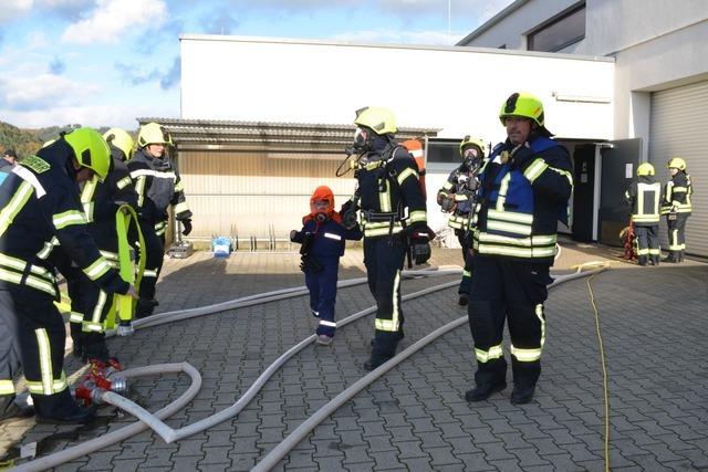 Wehr übte Personenrettung in Betriebshalle Wehr übte Personenrettung in Betriebshalle