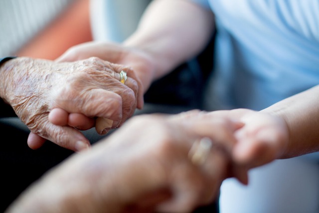 Die neuen Mitarbeitenden der Hospizgru...cht Monate lang geschult (Symbolbild).  | Foto: Tom Weller (dpa) Die neuen Mitarbeitenden der Hospizgru...cht Monate lang geschult (Symbolbild).  | Foto: Tom Weller (dpa)