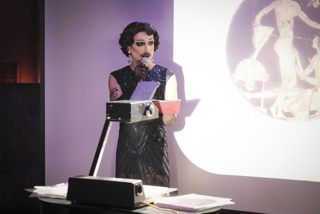 Diese Drag Queen erteilt queeren Geschichtsunterricht in Freiburg Diese Drag Queen erteilt queeren Geschichtsunterricht in Freiburg