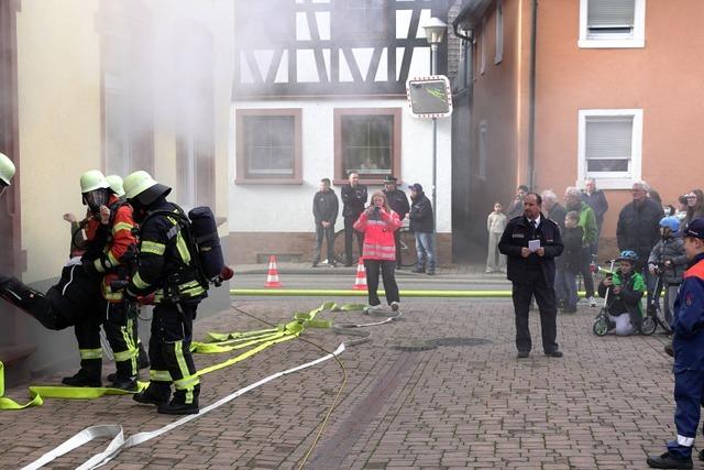 Die Feuerwehr und das DRK in Wyhl üben den Notfall an einer Kleinkindbetreuung Die Feuerwehr und das DRK in Wyhl üben den Notfall an einer Kleinkindbetreuung