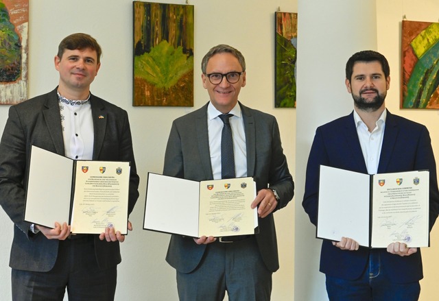 Andrii Naida, Markus Ibert und Jean-Ba...nationalen Freundschaft unterzeichnet.  | Foto: Endrik Baublies/Stadt Lahr Andrii Naida, Markus Ibert und Jean-Ba...nationalen Freundschaft unterzeichnet.  | Foto: Endrik Baublies/Stadt Lahr