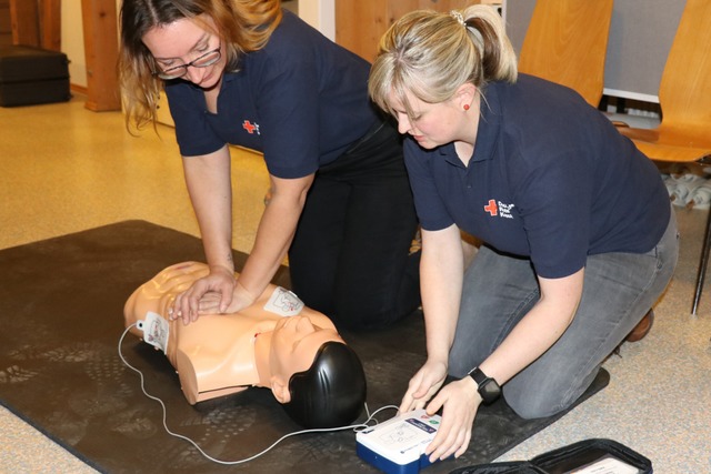 Defibrillatoren können Leben retten. H...onstration zur Anwendung (Symbolbild).  | Foto: Dorothée Kuhlmann Defibrillatoren können Leben retten. H...onstration zur Anwendung (Symbolbild).  | Foto: Dorothée Kuhlmann