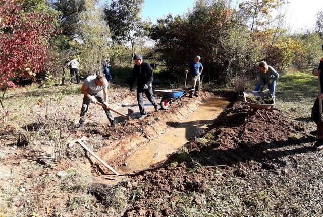 Die Helfer modellieren die Uferböschung, um  | Foto: Truz Die Helfer modellieren die Uferböschung, um  | Foto: Truz