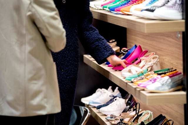 Täglich überqueren zehntausende Mensch...tungs- und Freizeitangebote zu nutzen.  | Foto: Zacharie Scheurer (dpa) Täglich überqueren zehntausende Mensch...tungs- und Freizeitangebote zu nutzen.  | Foto: Zacharie Scheurer (dpa)