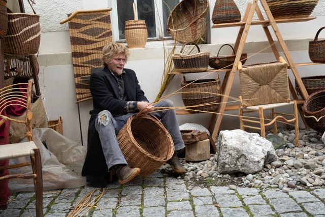 Daniel Schenk von der Flechtwerkstatt ...nsthandwerksmarkt im Kesselhaus dabei.  | Foto: Bjrn von Oeynhausen