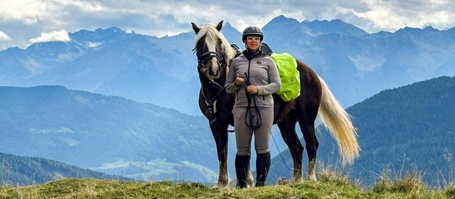 Ramona Bizenberger mit ihrem Pferd in den Bergen, oberhalb des ztals  | Foto: Ramona Bizenberger