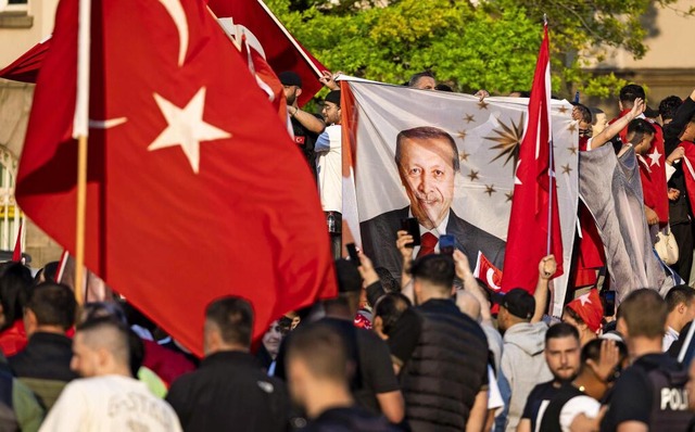 Unterstützung aus Deutschland: Anhänge...hwahl im Mai 2023, die Erdogan gewann.  | Foto: Christoph Reichwein/dpa Unterstützung aus Deutschland: Anhänge...hwahl im Mai 2023, die Erdogan gewann.  | Foto: Christoph Reichwein/dpa