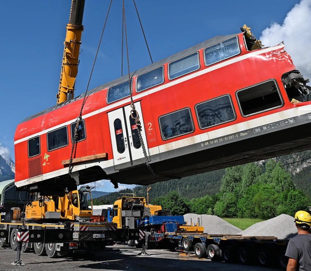 Fatales Versäumnis: Ein Waggonteil des...er Bergung bei Garmisch-Partenkirchen.  | Foto: Angelika Warmuth/dpa Fatales Versäumnis: Ein Waggonteil des...er Bergung bei Garmisch-Partenkirchen.  | Foto: Angelika Warmuth/dpa