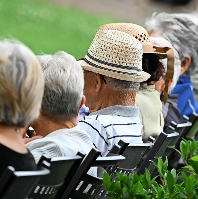 Rentner: Manche müssen, viele wollen weiterarbeiten.  | Foto: Arne Dedert/dpa Rentner: Manche müssen, viele wollen weiterarbeiten.  | Foto: Arne Dedert/dpa