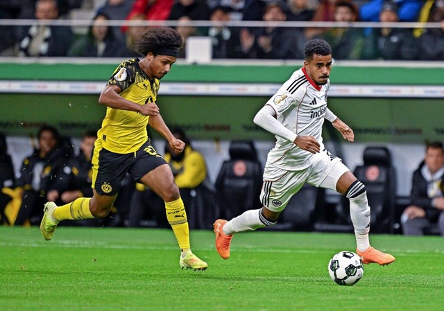 Duell auf Augenhöhe: Dortmunds Karim A...) gegen den Frankfurter Ansgar Knauff.  | Foto: IMAGO/RHR-Foto Duell auf Augenhöhe: Dortmunds Karim A...) gegen den Frankfurter Ansgar Knauff.  | Foto: IMAGO/RHR-Foto