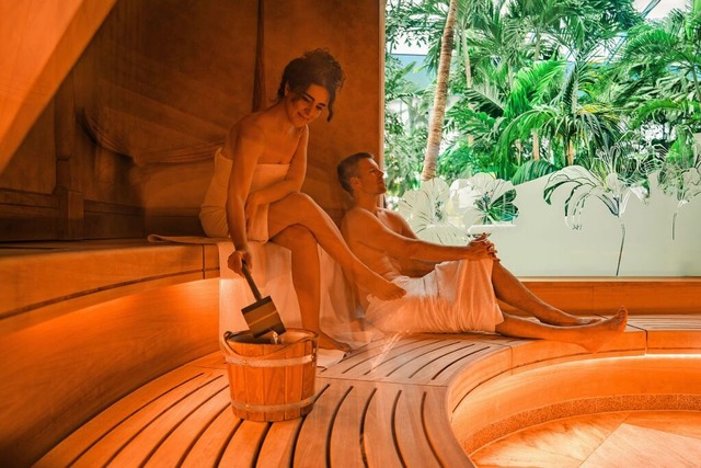 Saunieren unter Palmen &#8211; das ermglicht das Badeparadies Schwarzwald.  | Foto: Badeparadies Schwarzwald