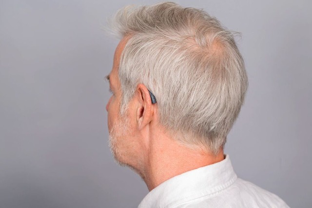 Kaum zu sehen, der kleine Hörhelfer hinter dem Ohr.  | Foto: thomas berg Kaum zu sehen, der kleine Hörhelfer hinter dem Ohr.  | Foto: thomas berg