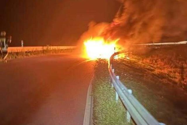 Auto fängt bei Probefahrt in Auggen Flammen und brennt auf Bahnbrücke aus Auto fängt bei Probefahrt in Auggen Flammen und brennt auf Bahnbrücke aus
