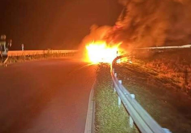 Spektakulär sah der Brand am Dienstag ...50 Uhr auf einer Brücke in Auggen aus.  | Foto: Feuerwehr Auggen Spektakulär sah der Brand am Dienstag ...50 Uhr auf einer Brücke in Auggen aus.  | Foto: Feuerwehr Auggen