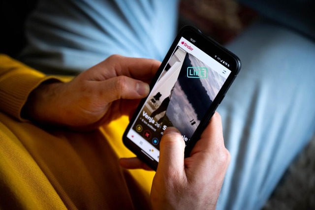Tinder &#8211; Nach links oder nach rechts?  | Foto: Sina Schuldt (dpa)