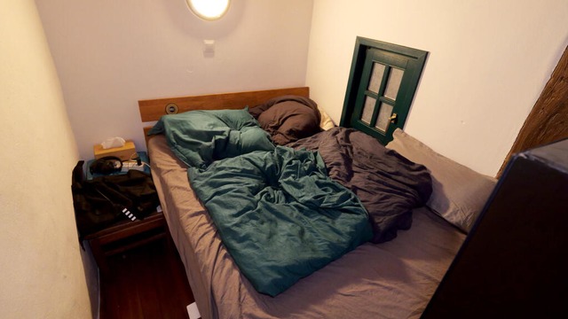 Die Wohnfläche verteilt sich über drei...me. Dazu gehört auch ein Schlafzimmer.  | Foto: Jörn Hüneke (dpa) Die Wohnfläche verteilt sich über drei...me. Dazu gehört auch ein Schlafzimmer.  | Foto: Jörn Hüneke (dpa)