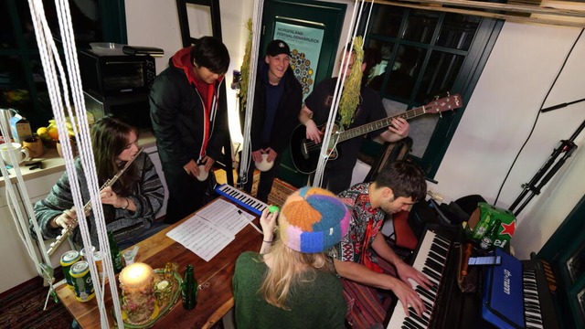 Musikstudent Vincent Jeremies (r) übt mit anderen Studenten und spielt Klavier.  | Foto: Jörn Hüneke (dpa) Musikstudent Vincent Jeremies (r) übt mit anderen Studenten und spielt Klavier.  | Foto: Jörn Hüneke (dpa)