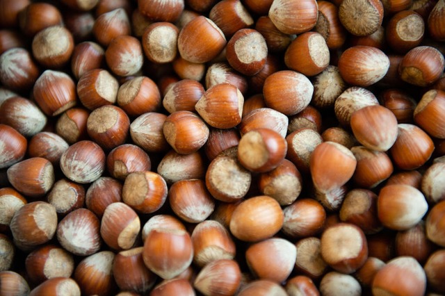 Es gibt weniger Haselnüsse.  | Foto: Lisa Ducret (dpa) Es gibt weniger Haselnüsse.  | Foto: Lisa Ducret (dpa)
