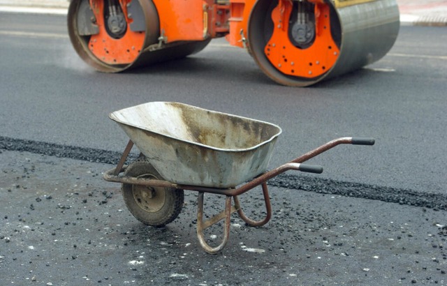 Auf der B31a stehen Bauarbeiten an (Symbolfoto).  | Foto: Stefan Sauer (dpa) Auf der B31a stehen Bauarbeiten an (Symbolfoto).  | Foto: Stefan Sauer (dpa)