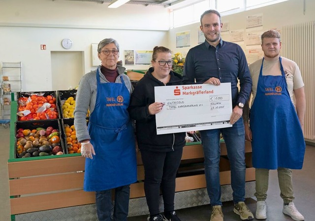 Einen Scheck über 1000 Euro überreicht...n die Mitarbeitenden des Taffelladens.  | Foto: Volker Münch Einen Scheck über 1000 Euro überreicht...n die Mitarbeitenden des Taffelladens.  | Foto: Volker Münch