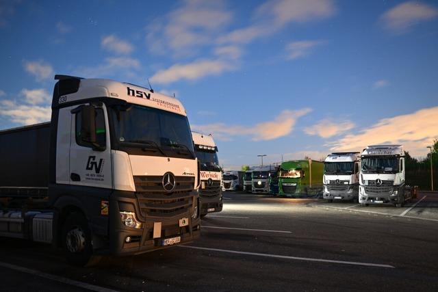 Täter entwenden über 2.000 Liter Diesel von Lastwagen in Bühl und Achern Täter entwenden über 2.000 Liter Diesel von Lastwagen in Bühl und Achern