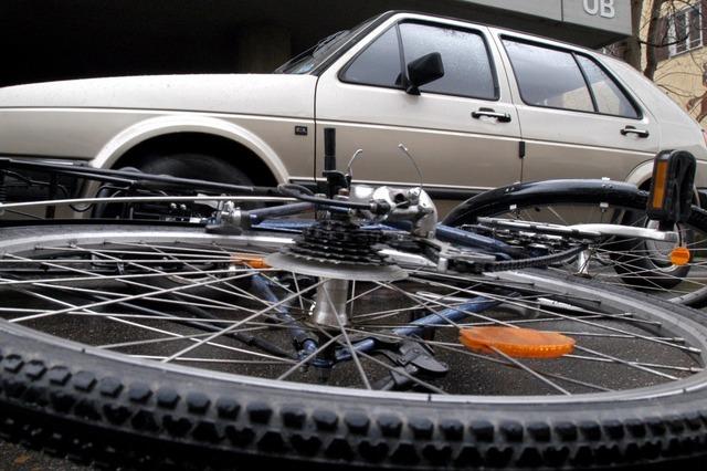 Mit 2,0 Promille: Radfahrer in Offenburg übersieht geparktes Auto und knallt auf die Motorhaube Mit 2,0 Promille: Radfahrer in Offenburg übersieht geparktes Auto und knallt auf die Motorhaube