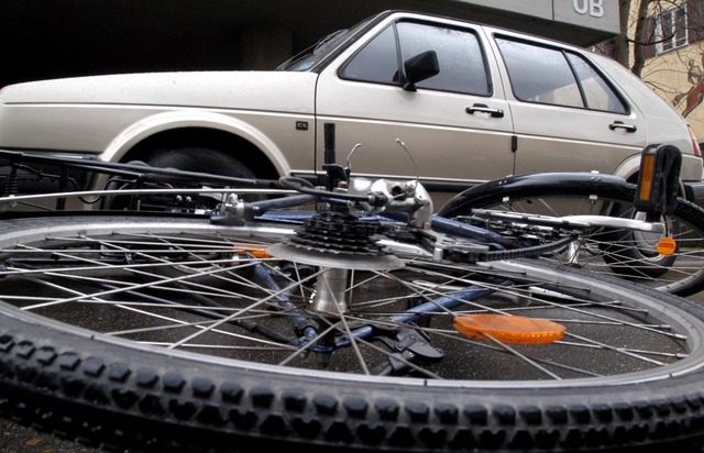 Der leicht verletzte Radler musste nac...wagen in ein Klinikum gebracht werden.  | Foto: Ingo Schneider (Symbolbild) Der leicht verletzte Radler musste nac...wagen in ein Klinikum gebracht werden.  | Foto: Ingo Schneider (Symbolbild)