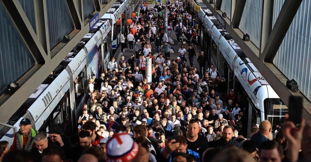 Kein Vorwrtskommen: Fuballfans whrend der EM 2024 in Gelsenkirchen.  | Foto: IMAGO/Simon Stacpoole