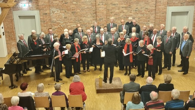Der gemischte Chor Umkirch beim Finale...rgesangverein Eintracht 1844 Btzingen  | Foto: Gemischter Chor Umkirch