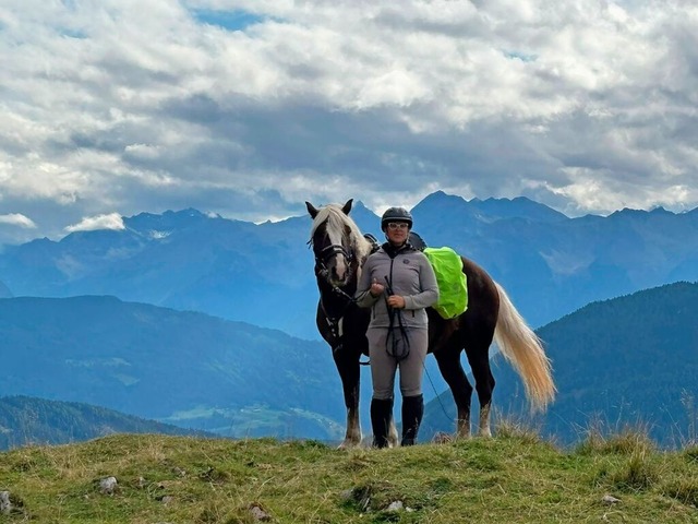 Ramona Bizenberger mit ihrem Pferd in den Bergen, oberhalb des ztals  | Foto: Ramona Bizenberger
